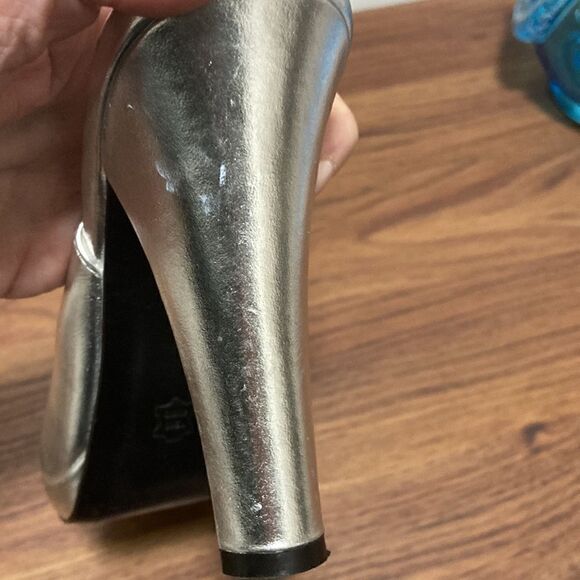 Saks Fifth Avenue Metallic Silver Slingback Platform Sandal with Peep Toe Size 7 - Picture 10 of 10
